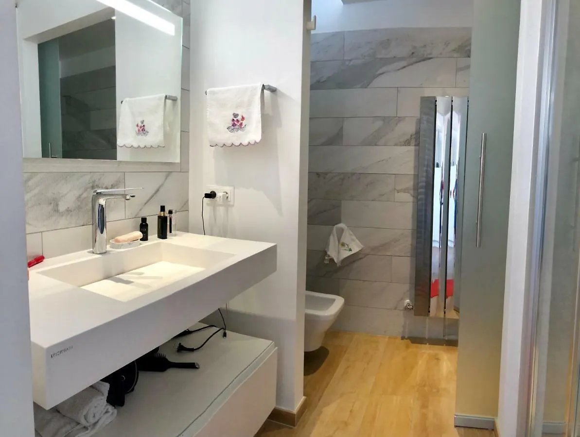 Suite Neptune Nice 0*,  France
